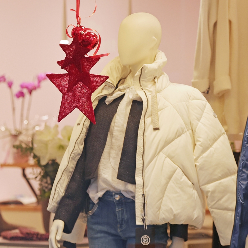 Schaufensterpuppe mit warmen Klamottenschichten