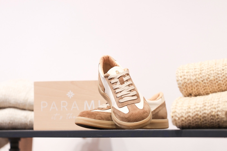 Weiß braune Damensneaker