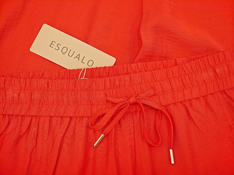 Eine Nahaufnahme einer Hose der Marke Esqualo