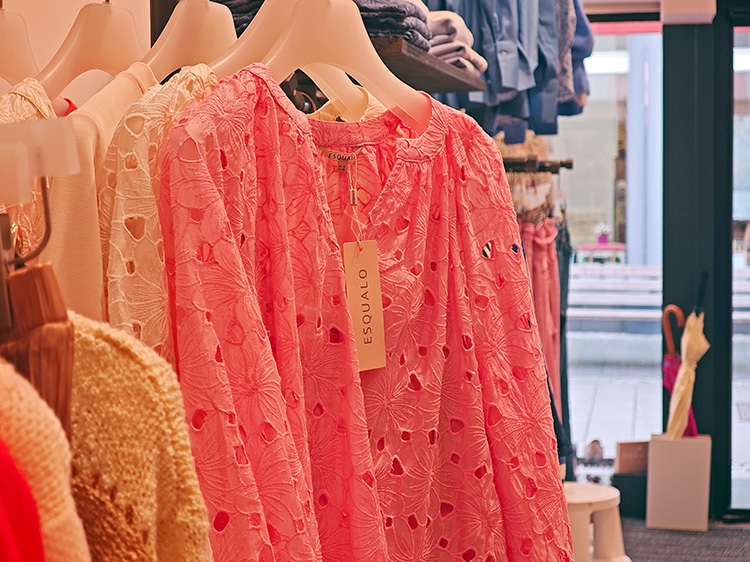 Eine Aufnahme vom Laden mit Oberteilen der Marke Esqualo