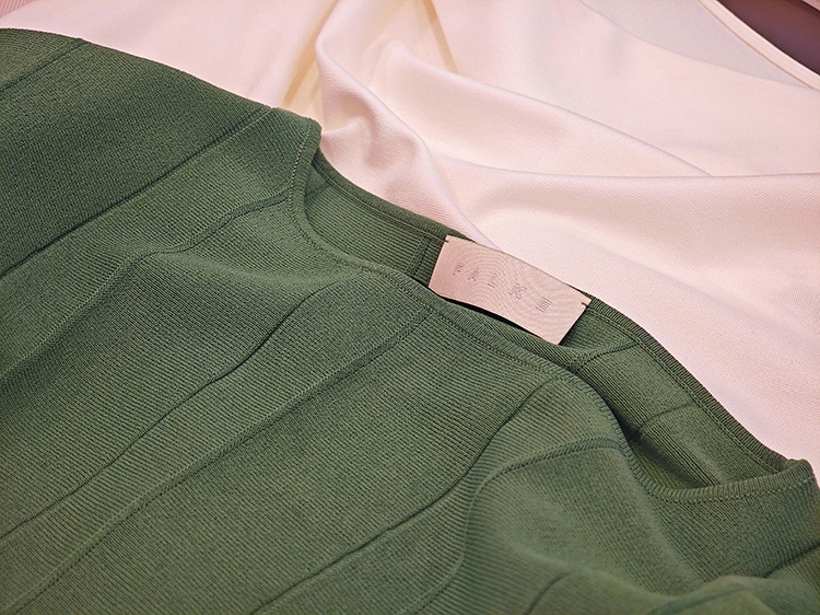 Eine Nahaufnahme eines Oberteils der Marke Falke