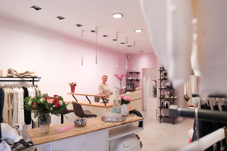 Ein Foto von Belinda Schwarz die in ihrem Laden Be Pretty steht