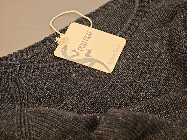 Eine Nahaufnahme eines Oberteils der Marke POU NOU