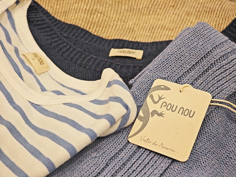 Eine Nahaufnahme verschiedener Oberteile der Marke POU NOU