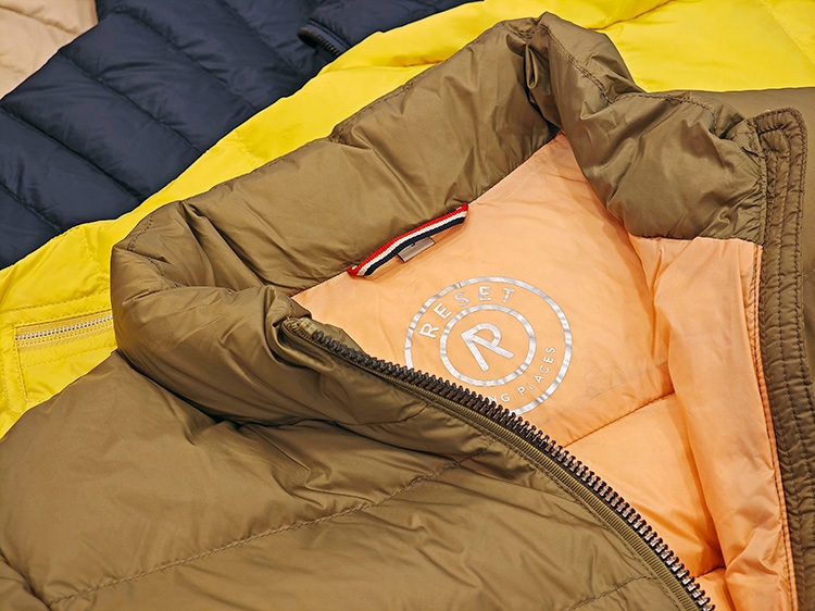 Eine Nahaufnahme verschiedener Jacken der Marke Reset