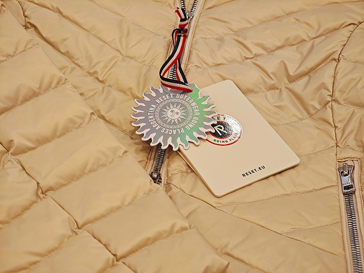 Eine Nahaufnahme einer Jacke der Marke Reset