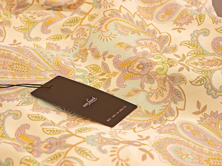 Ein Bild von einem buten Oberteil der Marke Van Laack