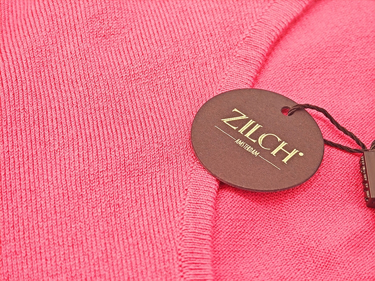 Eine Nahaufnahme eines pinken Oberteils der Marke Zilch