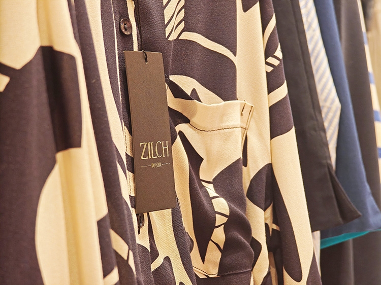 Eine Nahaufnahme verschiedener Oberteile der Marke Zilch